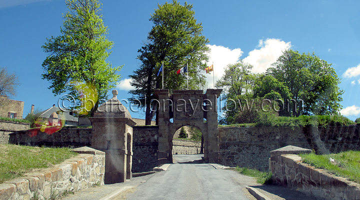 mont-luis_village-france.