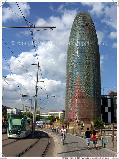 Terug, terug, terug deel krater Verlichten Barcelona 2022 - Pictures - Torre Agbar Barcelona