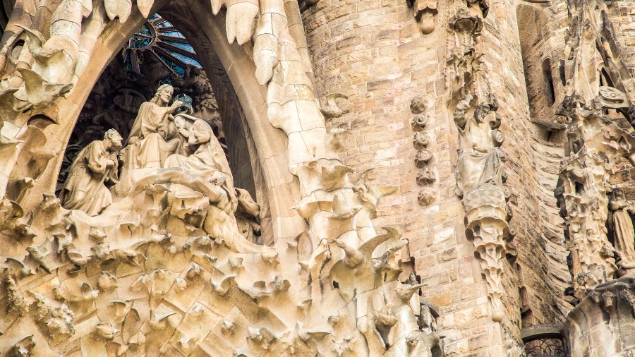 sagrada_familia_nativity_facade_family_900x506px