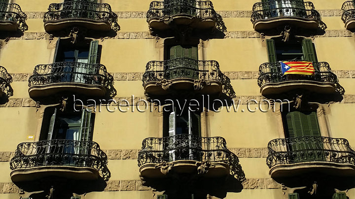 balcony_catalan_flag_eixample