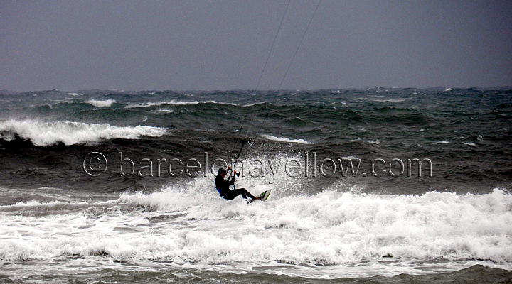 extreme_kitesurfing_platjadelprat_barcelona